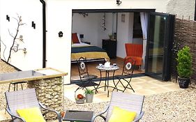 Private Garden Room - Rural Village